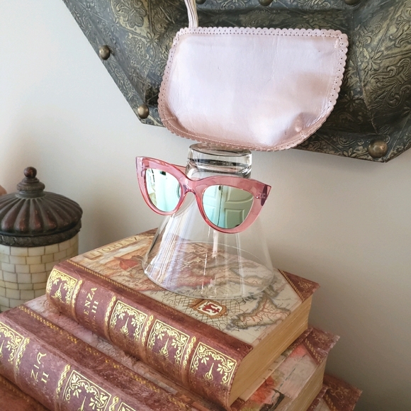 Cat's eye sunglasses with carrying pouch. - Picture 5 of 7